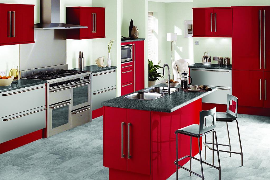 Стильная кухня в красно-сером цвете